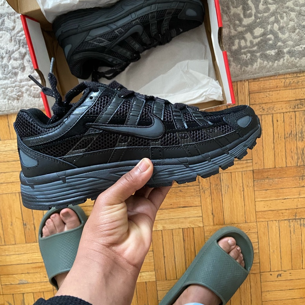 Nike Black Air Max Sneakers with Retro Silhouette